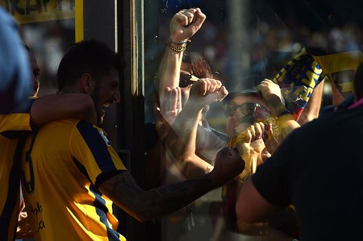 BERGAMO, ITALY - SEPTEMBER 20: Eros Pisano of Hellas Verona celebrates after scoring the equalizing goal during the Serie A match between Atalanta BC and Hellas Verona FC at Stadio Atleti Azzurri d'Italia on September 20, 2015 in Bergamo, Italy. (Photo by Tullio M. Puglia/Getty Images) BERGAMO, ITALY - SEPTEMBER 20: Eros Pisano of Hellas Verona celebrates after scoring the equalizing goal during the Serie A match between Atalanta BC and Hellas Verona FC at Stadio Atleti Azzurri d'Italia on September 20, 2015 in Bergamo, Italy. (Photo by Tullio M. Puglia/Getty Images)