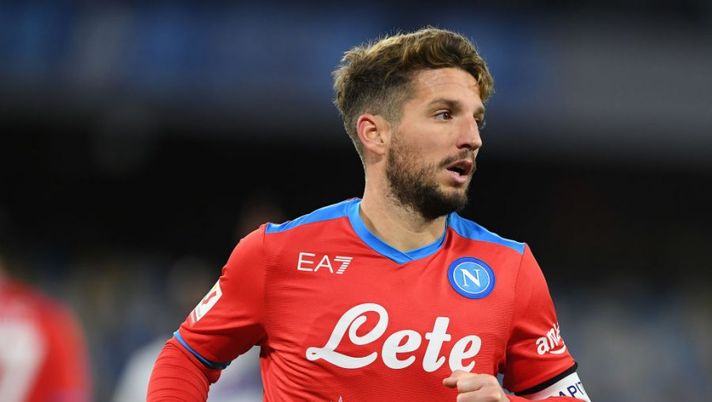 NAPLES, ITALY - JANUARY 13: Dries Mertens of SSC Napoli during the Coppa Italia match between SSC Napoli and ACF Fiorentina at Stadio Diego Armando Maradona on January 13, 2022 in Naples, Italy. (Photo by Francesco Pecoraro/Getty Images) Napoli, la Gazzetta: “Spalletti e il feeling freddo con Mertens, de Laurentiis invece è andato…” - immagine 1