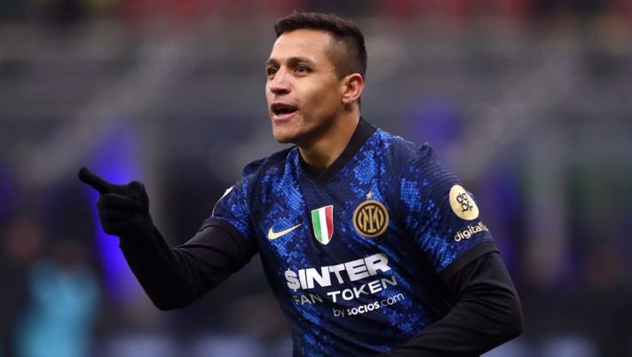 MILAN, ITALY - DECEMBER 12: Alexis Sanchez of Internazionale celebrates scoring the second goal during the Serie A match between FC Internazionale and Cagliari Calcio at Stadio Giuseppe Meazza on December 12, 2021 in Milan, Italy. (Photo by Marco Luzzani/Getty Images) Sanchez: “All’Inter ero come un leone in gabbia, una volta dissi a Inzaghi che…” - immagine 1