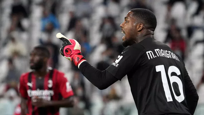 TURIN, ITALY - SEPTEMBER 19: Mike Maignan of AC Milan reacts during the Serie A match between Juventus and AC Milan at the Allianz Stadium in Turin, Italy on September 19, 2021 in Turin, Italy. (Photo by Pier Marco Tacca/Getty Images)