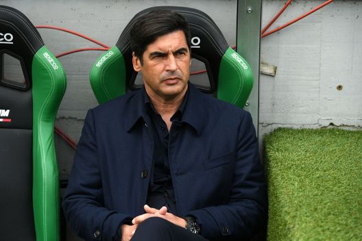 REGGIO NELL'EMILIA, ITALY - APRIL 03: Paulo Fonseca, Head Coach of A.S Roma looks on prior to the Serie A match between US Sassuolo and AS Roma at Mapei Stadium - Città del Tricolore on April 03, 2021 in Reggio nell'Emilia, Italy. Sporting stadiums around Italy remain under strict restrictions due to the Coronavirus Pandemic as Government social distancing laws prohibit fans inside venues resulting in games being played behind closed doors. (Photo by Alessandro Sabattini/Getty Images) REGGIO NELL'EMILIA, ITALY - APRIL 03: Paulo Fonseca, Head Coach of A.S Roma looks on prior to the Serie A match between US Sassuolo and AS Roma at Mapei Stadium - Città del Tricolore on April 03, 2021 in Reggio nell'Emilia, Italy. Sporting stadiums around Italy remain under strict restrictions due to the Coronavirus Pandemic as Government social distancing laws prohibit fans inside venues resulting in games being played behind closed doors. (Photo by Alessandro Sabattini/Getty Images)