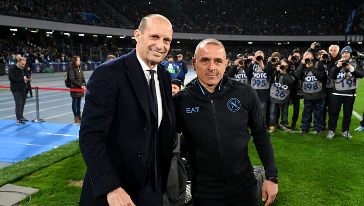 NAPLES, ITALY - MARCH 03: Massimiliano Allegri, Head Coach of Juventus, and Francesco Calzona, Head Coach of SSC Napoli, pose for a photograph prior to the Serie A TIM match between SSC Napoli and Juventus at Stadio Diego Armando Maradona on March 03, 2024 in Naples, Italy. (Photo by Francesco Pecoraro/Getty Images) Napoli o Juve al Mondiale per Club se… tutte le combinazioni - immagine 1