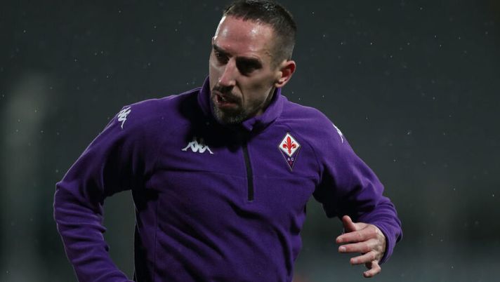 FLORENCE, ITALY - JANUARY 23: Franck Ribery of ACF Fiorentina warms up during the Serie A match between ACF Fiorentina and FC Crotone at Stadio Artemio Franchi on January 23, 2021 in Florence, Italy. (Photo by Gabriele Maltinti/Getty Images) Ribery, visite già programmate per domani: prudenza totale ma ci siamo davvero - immagine 1