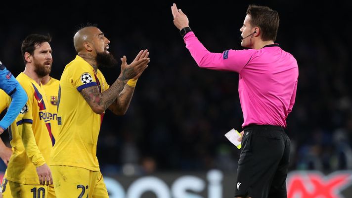NAPLES, ITALY - FEBRUARY 25: Arturo Vidal of FC Barcelona discusses with referee Felix Brych during the UEFA Champions League round of 16 first leg match between SSC Napoli and FC Barcelona at Stadio San Paolo on February 25, 2020 in Naples, Italy. (Photo by Francesco Pecoraro/Getty Images) 