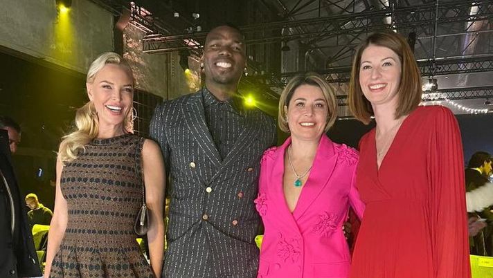 Da destra: Lina Souloukou, Rafaela Pimenta e Paul Pogba allultima cerimonia di premiazione del Golden Boy 2022 a Torino (Fonte Twitter Lina Souloukou) Chi è Lina Souloukou, nuova Ceo della Roma: il ruolo nell’Eca e gli anni all’Oympiacos - immagine 1