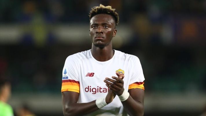 VERONA, ITALY - SEPTEMBER 19: Tammy Abraham of AS Roma salutes the crowd at the end of Serie A match between Hellas and AS Roma at Stadio Marcantonio Bentegodi on September 19, 2021 in Verona, Italy. (Photo by Marco Luzzani/Getty Images) NEWS – Abraham, Dybala, Theo, Lautaro, Immobile, Pellegrini, Maignan: le novità - immagine 1