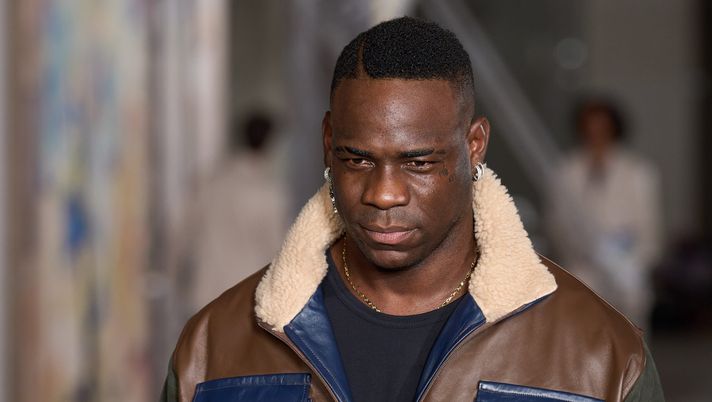 PARIS, FRANCE - JUNE 28: (EDITORIAL USE ONLY - For Non-Editorial use please seek approval from Fashion House) Mario Balotelli walks the runway during the KidSuper Menswear Spring/Summer 2026 show as part of Paris Fashion Week on June 28, 2025 in Paris, France. (Photo by Francois Durand/Getty Images) Balotelli dice tutto: “Vieira? Fa protagonista o gli sto sui coglioni! E un giorno pubblicherò…” - immagine 1