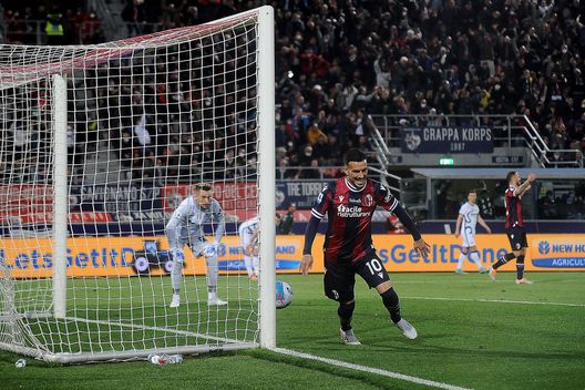 Il gol decisivo di Sansone in Bologna-Inter 2-1 (Photo by Mario Carlini / Iguana Press/Getty Images) BOLOGNA, ITALY - APRIL 27: Nicola Sansone of Bologna FC celebrates after scoring his team's second goal during the Serie A match between Bologna FC and Internazionale at Stadio Renato Dall'Ara on April 27, 2022 in Bologna, Italy. (Photo by Mario Carlini / Iguana Press/Getty Images)
