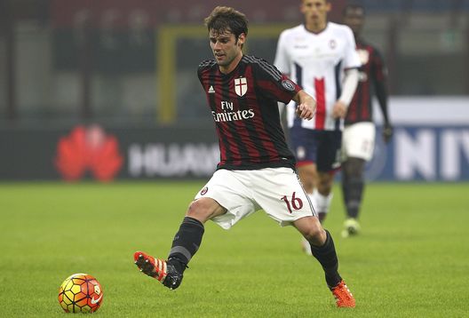 MILAN, ITALY - DECEMBER 01: Andrea Poli of AC Milan in action during the TIM Cup match between AC Milan and FC Crotone at Stadio Giuseppe Meazza on December 1, 2015 in Milan, Italy. (Photo by Marco Luzzani/Getty Images) 