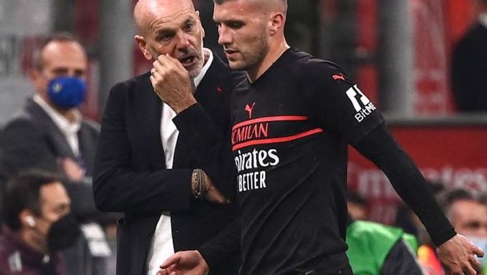 AC Milan's Italian head coach Stefano Pioli (L) talks to Rebic as he leaves the pitch following injury during the Italian Serie A football match between AC Milan and Hellas Verona on October 16, 2021 at the San Siro stadium in Milan. (Photo by Marco BERTORELLO / AFP) (Photo by MARCO BERTORELLO/AFP via Getty Images) FLASH – Rebic si ferma, il motivo dello stop! Pioli: “Ha sentito un dolorino nell’intervallo” - immagine 1