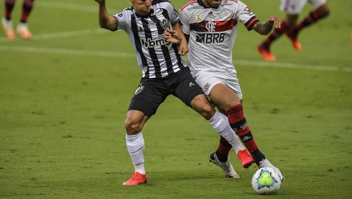 BELO HORIZONTE, BRAZIL - NOVEMBER 08: Franco #21 of Atletico MG and Natan #31 of Flamengo battle for the ball during a match between Atletico MG and Flamengo as part of Brasileirao Series A 2020 at Mineirao Stadium on November 08, 2020 in Belo Horizonte, Brazil. The match is played behind closed doors and with precautionary measures against the spread of coronavirus (COVID-19). (Photo by Pedro Vilela/Getty Images) BELO HORIZONTE, BRAZIL - NOVEMBER 08: Franco #21 of Atletico MG and Natan #31 of Flamengo battle for the ball during a match between Atletico MG and Flamengo as part of Brasileirao Series A 2020 at Mineirao Stadium on November 08, 2020 in Belo Horizonte, Brazil. The match is played behind closed doors and with precautionary measures against the spread of coronavirus (COVID-19). (Photo by Pedro Vilela/Getty Images)