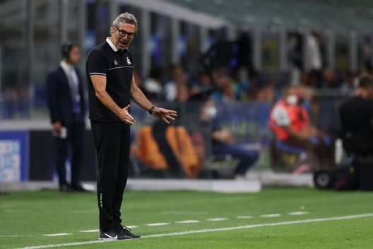 MILAN, ITALY - AUGUST 20: Luca Gotti Head coach of Spezia Calcio reacts during the Serie A match between FC Internazionale and Spezia Calcio at Stadio Giuseppe Meazza on August 20, 2022 in Milan, Italy. (Photo by Jonathan Moscrop/Getty Images) Gotti: “Non sono soddisfatto, non si deve mai essere felici dopo una sconfitta”- immagine 2