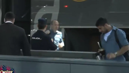 VIDEO / L’arrivo del Barcellona a Madrid: i tifosi salutano i loro idoli. Alcuni rispondono, altri…