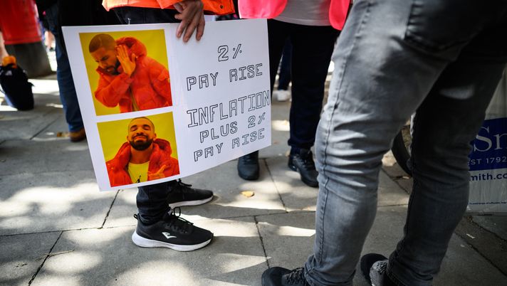 LONDON, ENGLAND - AUGUST 26: A man holds a poster featuring a popular meme showing the Canadian rapper Drake during a strike action protest outside the Mount Pleasant Royal Mail sorting office on August 26, 2022 in London, England. More than 100,000 postal workers walk out across the country today in a dispute over pay. Members of the Communication Workers Union (CWU) voted in favour of strike action by 97.6 per cent in the ballot, in the biggest strike of the summer so far. (Photo by Leon Neal/Getty Images) La folle scommessa di Drake: il cantante punta un milione di dollari sull’Argentina campione! - immagine 1