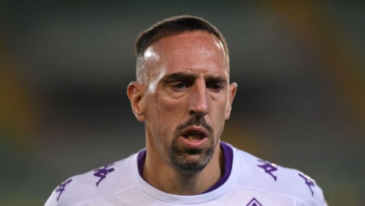 VERONA, ITALY - APRIL 20: Franck Ribery of ACF Fiorentina looks on during the Serie A match between Hellas Verona FC and ACF Fiorentina at Stadio Marcantonio Bentegodi on April 20, 2021 in Verona, Italy. (Photo by Alessandro Sabattini/Getty Images) Sky: “Ribery è stato offerto ad un club italiano a sorpresa: attesa la risposta finale” - immagine 1