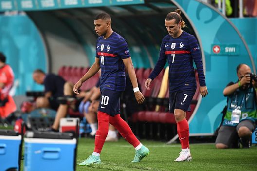 BUCHAREST, ROMANIA - JUNE 28: Kylian Mbappe and Antoine Griezmann of France look on as they make their way on to the pitch prior to the UEFA Euro 2020 Championship Round of 16 match between France and Switzerland at National Arena on June 28, 2021 in Bucharest, Romania. (Photo by Daniel Mihailescu - Pool/Getty Images) Presidenziali Athletic Bilbao, Arechabaleta scatenato: dopo Bielsa, promette l’assalto a Griezmann- immagine 2