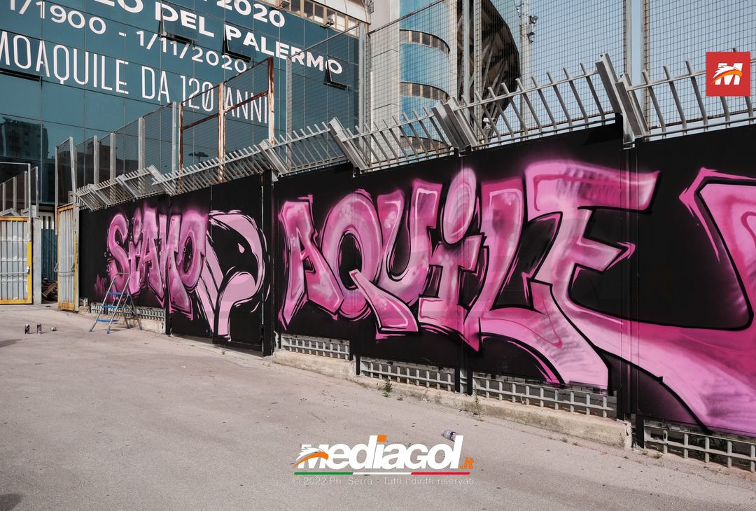 FOTO Palermo, le impronte rosa sul murales del ‘Renzo Barbera’ (Gallery) - immagine 2