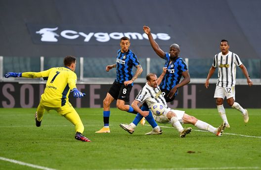 TURIN, ITALY - MAY 15: Giorgio Chiellini of Juventus tackles Romelu Lukaku of FC Internazionale during the Serie A match between Juventus and FC Internazionale at Allianz Stadium on May 15, 2021 in Turin, Italy. Sporting stadiums around Italy remain under strict restrictions due to the Coronavirus Pandemic as Government social distancing laws prohibit fans inside venues resulting in games being played behind closed doors. (Photo by Valerio Pennicino/Getty Images) TURIN, ITALY - MAY 15: Giorgio Chiellini of Juventus tackles Romelu Lukaku of FC Internazionale during the Serie A match between Juventus and FC Internazionale at Allianz Stadium on May 15, 2021 in Turin, Italy. Sporting stadiums around Italy remain under strict restrictions due to the Coronavirus Pandemic as Government social distancing laws prohibit fans inside venues resulting in games being played behind closed doors. (Photo by Valerio Pennicino/Getty Images)