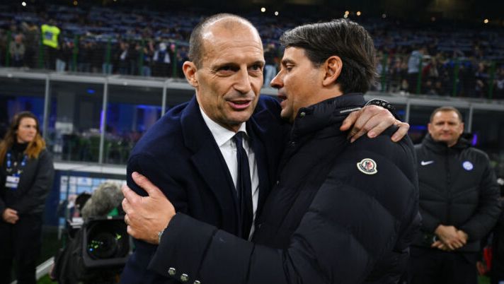 MILAN, ITALY - FEBRUARY 04: Head coach of FC Internazionale Simone Inzaghi shakes hand with head coach of Juventus Massimiliano Allegri before the Serie A TIM match between FC Internazionale and Juventus - Serie A TIM at Stadio Giuseppe Meazza on February 04, 2024 in Milan, Italy. (Photo by Mattia Ozbot - Inter/Inter via Getty Images) Allegri: “Chiesa deve migliorare la condizione, perché non l’ho messo con Yildiz! Vlahovic, buona gara” - immagine 1