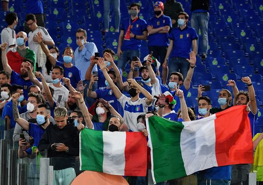 Tifosi italiani durante gli europei di calcio 2021. Tifosi italiani durante gli europei di calcio 2021.