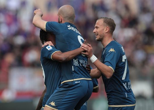 MONZA, ITALY - APRIL 23: Riccardo Saponara of ACF Fiorentina celebrates with his teammates Christian Kouame and Antonin Barak after scoring the team's second goal during the Serie A match between AC Monza and ACF Fiorentina at Stadio Brianteo on April 23, 2023 in Monza, Italy. (Photo by Emilio Andreoli/Getty Images) Stanchezza, calo e inconscio: Italiano vuole la sua squadra sempre viva- immagine 2