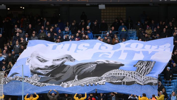 MANCHESTER, ENGLAND - NOVEMBER 21: A general view inside the stadium as a flag of Pep Guardiola, Manager of Manchester City is seen prior to the Premier League match between Manchester City and Everton at Etihad Stadium on November 21, 2021 in Manchester, England. (Photo by Laurence Griffiths/Getty Images) Il derby dei ricavi: storica prima volta a Manchester, il City sorpassa lo United - immagine 1