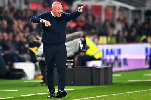 CREMONA, ITALY - NOVEMBER 08: Massimiliano Alvini, Head Coach of US Cremonese, gives their team instructions during the Serie A match between US Cremonese and AC Milan at Stadio Giovanni Zini on November 08, 2022 in Cremona, Italy. (Photo by Alessandro Sabattini/Getty Images)