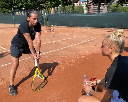  In questa stagione Melania ha avuto modo di lavorare anche con Roberta Vinci, ex tennista e opinionista italiana. Vincitrice di 10 tornei WTA in singolare, è la prima e finora unica tennista italiana ad aver vinto almeno un torneo WTA su tre diverse superfici di gioco. 