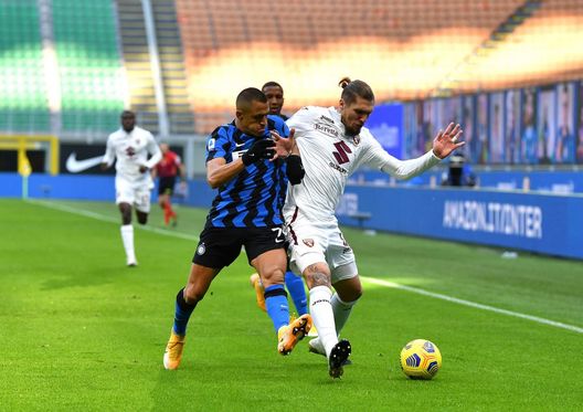MILAN, ITALY - NOVEMBER 22: Alexis Sanchez of Inter Milan battles for possession with Lyanco of Torino during the Serie A match between FC Internazionale and Torino FC at Stadio Giuseppe Meazza on November 22, 2020 in Milan, Italy. Sporting stadiums around Italy remain under strict restrictions due to the Coronavirus Pandemic as Government social distancing laws prohibit fans inside venues resulting in games being played behind closed doors. (Photo by Valerio Pennicino/Getty Images) MILAN, ITALY - NOVEMBER 22: Alexis Sanchez of Inter Milan battles for possession with Lyanco of Torino during the Serie A match between FC Internazionale and Torino FC at Stadio Giuseppe Meazza on November 22, 2020 in Milan, Italy. Sporting stadiums around Italy remain under strict restrictions due to the Coronavirus Pandemic as Government social distancing laws prohibit fans inside venues resulting in games being played behind closed doors. (Photo by Valerio Pennicino/Getty Images)