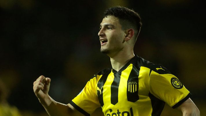 Uruguay's Penarol Agustin Alvarez Martinez celebrates after scoring against Brazil's Athletico Paranaense during their Copa Sudamericana semi-final first leg football match, at the Campeon del Siglo stadium, in Montevideo, on September 23, 2021. (Photo by Ernesto Ryan / various sources / AFP) (Photo by ERNESTO RYAN/AFP via Getty Images) Sassuolo, l’agente conferma l’arrivo di Alvarez: “A breve la firma, c’era un’altra squadra ma…” - immagine 1