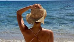Alessia Marcuzzi, lo scatto in costume è hot: il lato B è in forma smagliante