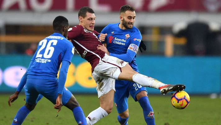 TURIN, ITALY - JANUARY 13:  Andrea Belotti (C) of Torino FC is challenged by German Pezzella of ACF Fiorentina during the Coppa Italia match between Torino FC and ACF Fiorentina at Olimpico Stadium on January 13, 2019 in Turin, Italy.  (Photo by Valerio Pennicino/Getty Images) 