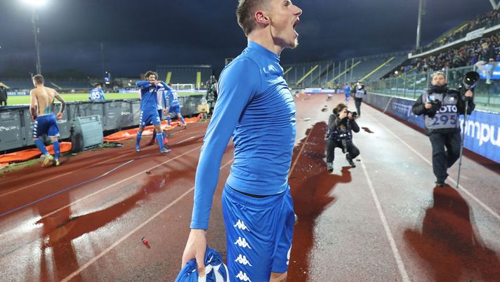 EMPOLI, ITALY - NOVEMBER 27: Andrea Pinamonti of Empoli FC celebrates the victory after during the Serie A match between Empoli FC and ACF Fiorentina at Stadio Carlo Castellani on November 27, 2021 in Empoli, Italy. (Photo by Gabriele Maltinti/Getty Images) IL DERBY DI INSTAGRAM – Cabral e Pinamonti, tra gol e post! - immagine 1