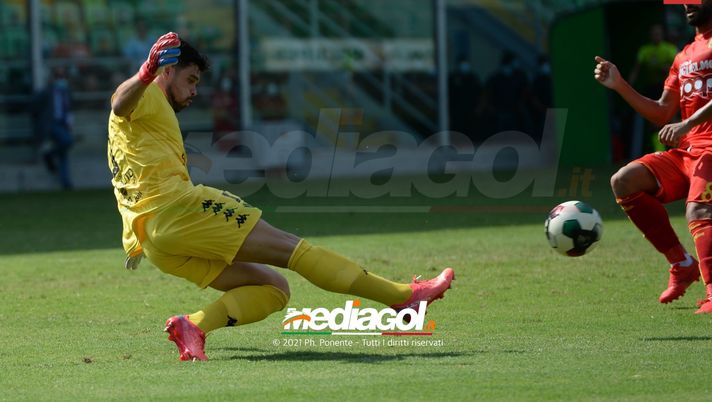 LATINA-PALERMO 1-0, PROFONDO ROSSO: ALTRO BUCO DEI CENTRALI, ESPULSO PELAGOTTI  Palermo