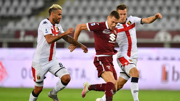 TURIN, ITALY - JULY 16:  Andrea Belotti (C) of Torino FC is challenged by Lukas Lerager (R) and Valon Behrami of Genoa CFC during the Serie A match between Torino FC and  Genoa CFC at Stadio Olimpico di Torino on July 16, 2020 in Turin, Italy.  (Photo by Valerio Pennicino/Getty Images)