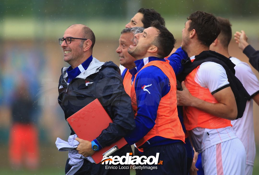  CAGLIARI, ITALY - MAY 05:  the players of Palermo and the coach Giuseppe Scurto celebrate promotion in Primavera 1 during the Primavera 1 match between Cagliari Calcio U19 and US Citta di Palermo U19 at Stadio Renato Raccis on May 5, 2018 (Photo by Enrico Locci/Getty Images) 