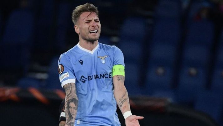 Lazio's Italian forward Ciro Immobile reacts during the UEFA Europa League Group E football match between Lazio and Galatasaray on December 9, 2021 at the Olympic stadium in Rome. (Photo by Filippo MONTEFORTE / AFP) (Photo by FILIPPO MONTEFORTE/AFP via Getty Images)  Lazio, provino oggi per Immobile: le sensazioni per la Juve. Pedro si candida - immagine 1