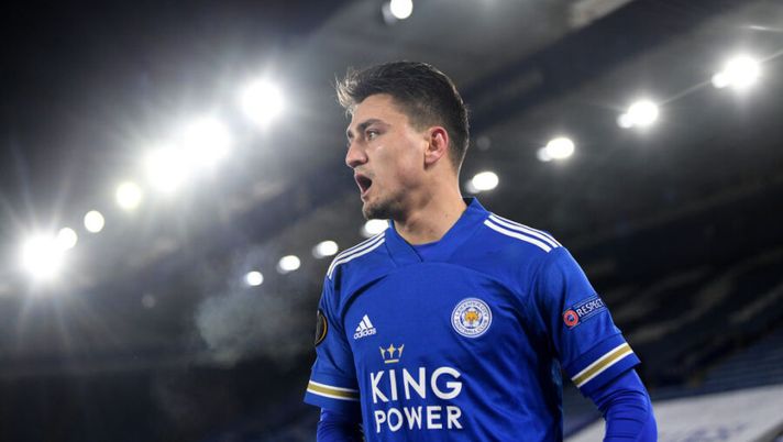 LEICESTER, ENGLAND - FEBRUARY 25: Cengiz Uender of Leicester City looks on during the UEFA Europa League Round of 32 match between Leicester City and Slavia Praha at The King Power Stadium on February 25, 2021 in Leicester, England. Sporting stadiums around the UK remain under strict restrictions due to the Coronavirus Pandemic as Government social distancing laws prohibit fans inside venues resulting in games being played behind closed doors. (Photo by Michael Regan/Getty Images) Sky: “Mourinho aspetta regali, ma ora le cessioni: ecco l’incasso per Pau Lopez e Under” - immagine 1
