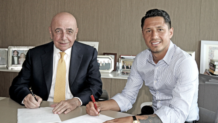Gianluca Lapadula e Adriano Galliani nel momento della firma del contratto (credits: acmilan.com) 