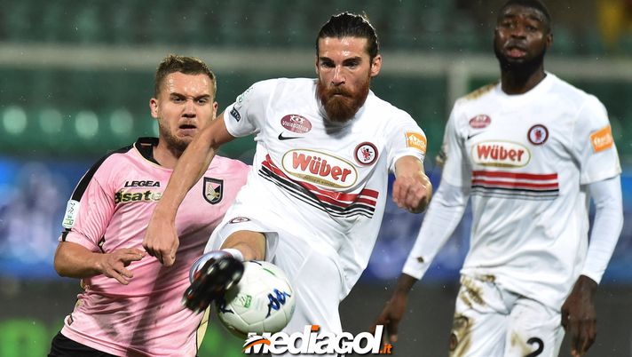 PALERMO, ITALY - FEBRUARY 04: George Puscas (L) of Palermo and Luca Martinelli of Foggia compete for the ball during the Serie B match between US Citta di Palermo and Foggia at Stadio Renzo Barbera on February 04, 2019 in Palermo, Italy. (Photo by Tullio M. Puglia/Getty Images) PALERMO, ITALY - FEBRUARY 04: George Puscas (L) of Palermo and Luca Martinelli of Foggia compete for the ball during the Serie B match between US Citta di Palermo and Foggia at Stadio Renzo Barbera on February 04, 2019 in Palermo, Italy. (Photo by Tullio M. Puglia/Getty Images)