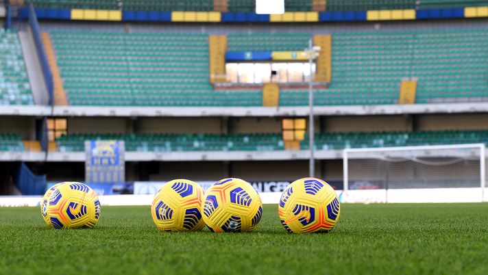 VERONA, ITALY - NOVEMBER 22: Detailed view of training balls on the pitch prior to kick off during the Serie A match between Hellas Verona FC and US Sassuolo at Stadio Marcantonio Bentegodi on November 22, 2020 in Verona, Italy. Sporting stadiums around Italy remain under strict restrictions due to the Coronavirus Pandemic as Government social distancing laws prohibit fans inside venues resulting in games being played behind closed doors. (Photo by Chris Ricco/Getty Images) VERONA, ITALY - NOVEMBER 22: Detailed view of training balls on the pitch prior to kick off during the Serie A match between Hellas Verona FC and US Sassuolo at Stadio Marcantonio Bentegodi on November 22, 2020 in Verona, Italy. Sporting stadiums around Italy remain under strict restrictions due to the Coronavirus Pandemic as Government social distancing laws prohibit fans inside venues resulting in games being played behind closed doors. (Photo by Chris Ricco/Getty Images)
