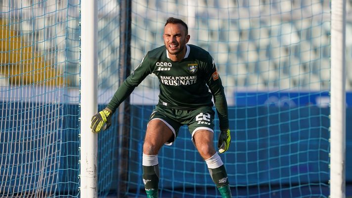 PESCARA, ITALY - JULY 17: Francesco Bardi of Frosinone Calcio in action during the Serie B match between Pescara Calcio and Frosinone Calcio at Adriatico Stadium on July 17, 2020 in Pescara, Italy. (Photo by Danilo Di Giovanni/Getty Images for Lega Serie B) PESCARA, ITALY - JULY 17: Francesco Bardi of Frosinone Calcio in action during the Serie B match between Pescara Calcio and Frosinone Calcio at Adriatico Stadium on July 17, 2020 in Pescara, Italy. (Photo by Danilo Di Giovanni/Getty Images for Lega Serie B)