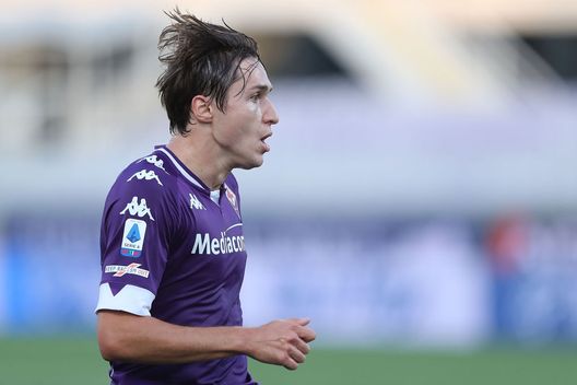  FLORENCE, ITALY - SEPTEMBER 19: Federico Chiesa of ACF Fiorentina in action during the Serie A match between ACF Fiorentina and Torino FC at Stadio Artemio Franchi on September 19, 2020 in Florence, Italy. (Photo by Gabriele Maltinti/Getty Images) 
