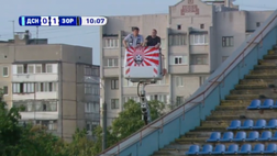 Ucraina, una gru dal balcone di casa al tempo delle porte chiuse: cosa non si fa per tifare per la propria squadra…