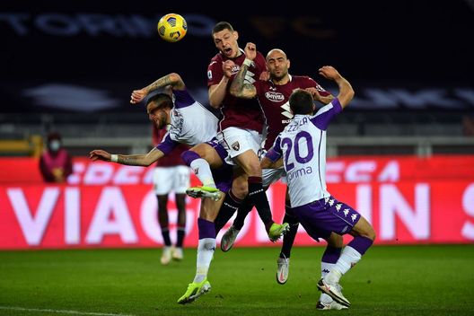 TURIN, ITALY - JANUARY 29: Andrea Belotti and Simone Zaza of Torino clash with Cristiano Biraghi and German Pezzella of Fiorentina during the Serie A match between Torino FC and ACF Fiorentina at Stadio Olimpico di Torino on January 29, 2021 in Turin, Italy. (Photo by Valerio Pennicino/Getty Images) TURIN, ITALY - JANUARY 29: Andrea Belotti and Simone Zaza of Torino clash with Cristiano Biraghi and German Pezzella of Fiorentina during the Serie A match between Torino FC and ACF Fiorentina at Stadio Olimpico di Torino on January 29, 2021 in Turin, Italy. (Photo by Valerio Pennicino/Getty Images)