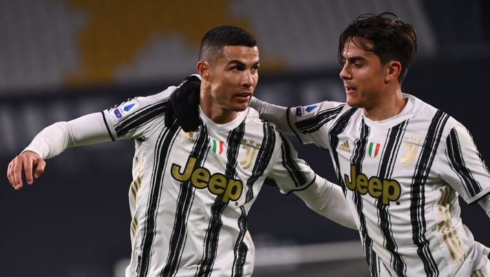 Juventus' Portuguese forward Cristiano Ronaldo celebrates with Juventus' Argentine forward Paulo Dybala (R) after opening the scoring during the Italian Serie A football match Juventus vs Udinese on January 3, 2021 at the Juventus stadium in Turin. (Photo by Marco BERTORELLO / AFP) (Photo by MARCO BERTORELLO/AFP via Getty Images) Dalla difesa senza de Ligt ad Arthur e Dybala: chi gioca e chi riposa nella Juve - immagine 1