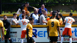 Amichevole tra Southport e Blackpool, sugli spalti è guerra: partita sospesa per 10 minuti