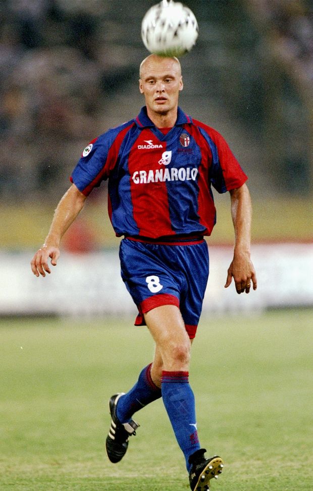 28 Aug 1999:  Klas Ingesson of Bologna in action against Torino during the Italian Serie A match at the Stadio Renato Dall''Ara in Bologna, Italy. The game ended goalless.  Mandatory Credit: Claudio Villa /Allsport 