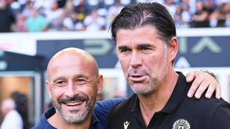UDINE, ITALY - AUGUST 31: Vincenzo Italiano, Head coach of ACF Fiorentina and Andrea Sottil, Head coach of Udinese embrace prior to the Serie A match between Udinese Calcio and ACF Fiorentina at Dacia Arena on August 31, 2022 in Udine, Italy. (Photo by Alessandro Sabattini/Getty Images)