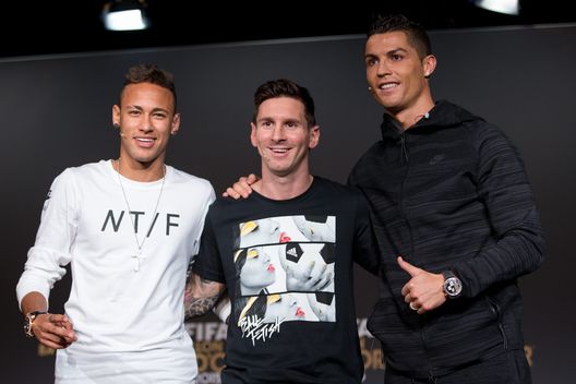 ZURICH, SWITZERLAND - JANUARY 11: FIFA Ballon d'Or nominees Neymar Jr of Brazil and FC Barcelona (L), Lionel Messi of Argentina and FC Barcelona (C) and Cristiano Ronaldo of Portugal and Real Madrid (R) attend a press conference prior to the FIFA Ballon d'Or Gala 2015 at the Kongresshaus on January 11, 2016 in Zurich, Switzerland. (Photo by Philipp Schmidli/Getty Images) Ronaldo e Messi, ultimo tango a Parigi? L’idea stuzzica il club francese… - immagine 1